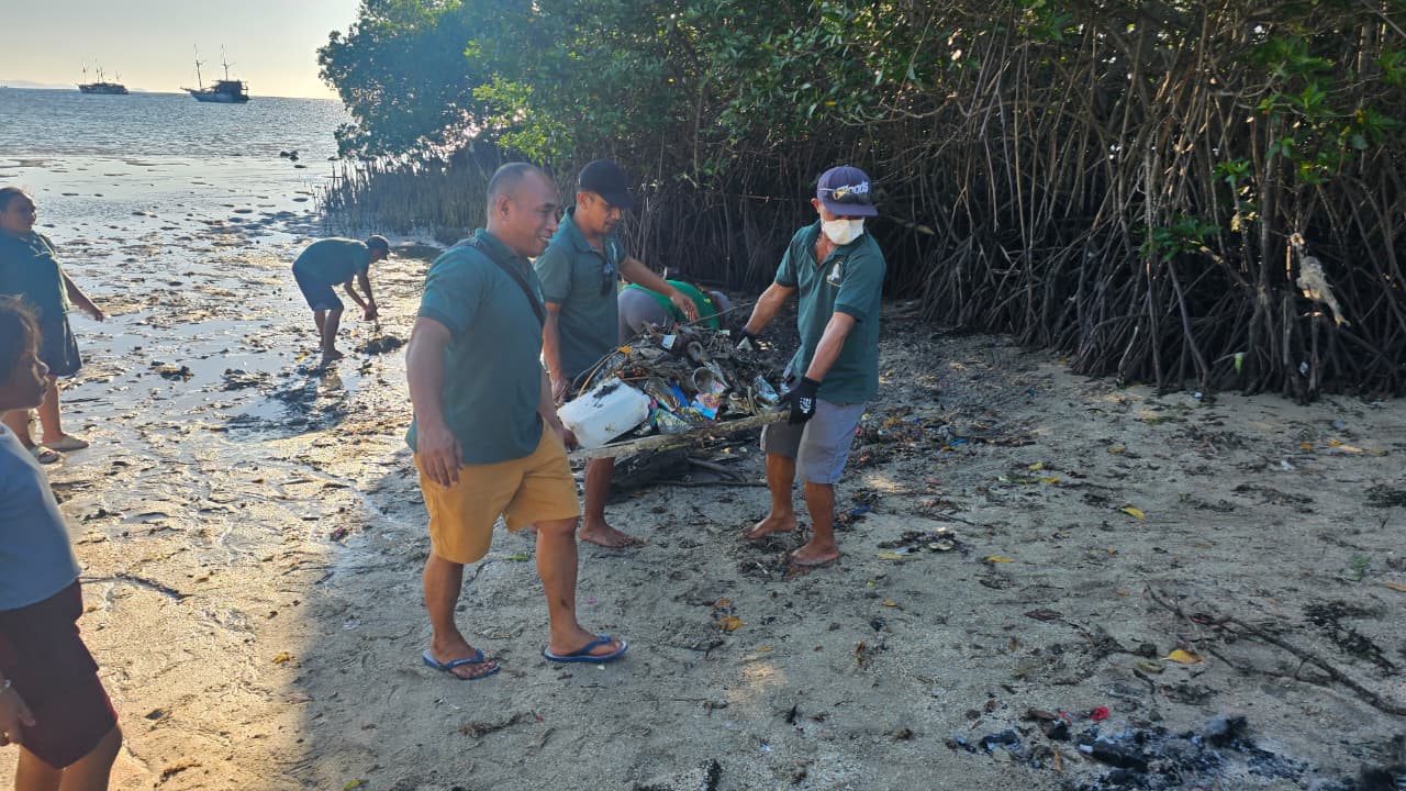 Aksi Nyata Bulan Maria, KBG Santa Bernadette Gelar Bersih Pantai Binongko